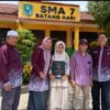 Tia Amanda Abadikan Momen Penerimaan Rapor Bersama Kepala Sekolah dan Pembina OSIS Putri SMA N 7 Batang Hari
