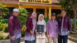 Tia Amanda Abadikan Momen Penerimaan Rapor Bersama Kepala Sekolah dan Pembina OSIS Putri SMA N 7 Batang Hari