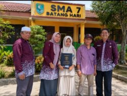 Tia Amanda Abadikan Momen Penerimaan Rapor Bersama Kepala Sekolah dan Pembina OSIS Putri SMA N 7 Batang Hari