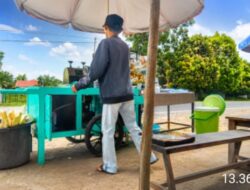 Yoga Penjual Es Tebu di Area Polsek Sungai Rengas, Dagangannya Laris Manis, Jadi Pelepas Dahaga Favorit Warga
